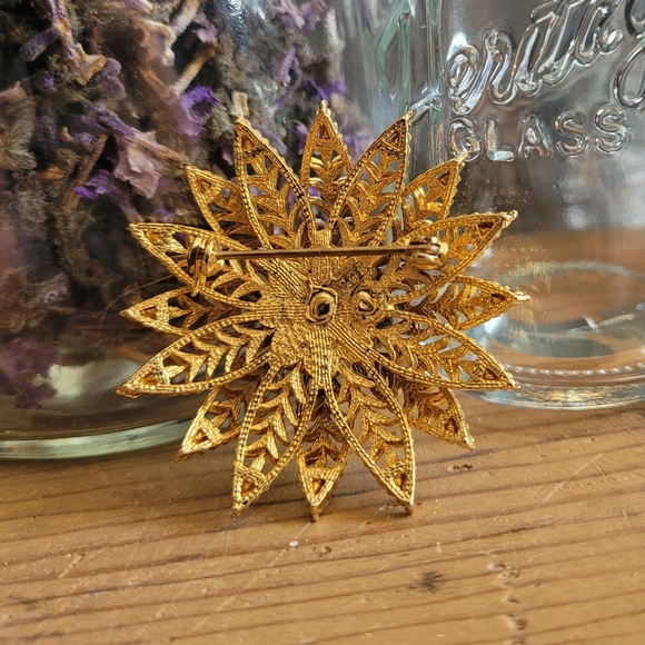 VTG Gold Toned Floral Brooch - Picture 2 of 6